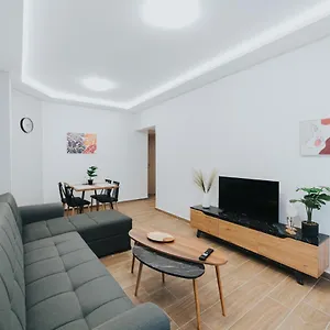 https://comfy-and-stylish-apartment-thessaloniki.hotels-of-thessaloniki.com